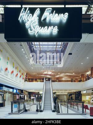 Eldon Square Shopping Centre, Newgate Street, Newcastle upon Tyne, 06/10/1987. Ein Neonschild mit der Aufschrift „High Friars Square“ unten an einer Rolltreppe im Einkaufszentrum Eldon Square in Newcastle. Laing gewann den £5,2m-Vertrag zur Erweiterung des Einkaufszentrums im März 1986 zur Fertigstellung im Oktober 1987, Ein zweiter Vertrag im Januar 1987 über den Bau der Einzelhandelseinheit, die die Blackett Street verbindet und die alte mit der neuen Entwicklung verbindet, und ein dritter im Mai 1987 für Verbesserungen und Upgrades auf dem gesamten Eldon Square-Gelände. High Friars Way, eine der Routen durch das Einkaufszentrum, nimmt Stockfoto