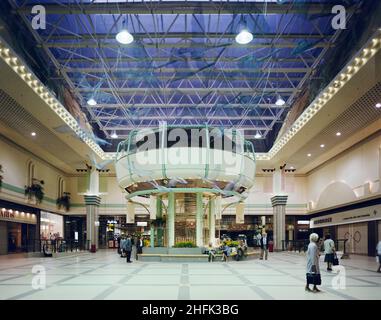 Eldon Square Shopping Centre, Newgate Street, Newcastle upon Tyne, 06/10/1987. Ein Blick auf die kreisförmige Struktur auf Stelzen, die das Café des Bainbridge-Stores im Einkaufszentrum Eldon Square in Newcastle beherbergte. Laing gewann den £5,2m-Vertrag zur Erweiterung des Einkaufszentrums im März 1986 zur Fertigstellung im Oktober 1987, Ein zweiter Vertrag im Januar 1987 über den Bau der Einzelhandelseinheit, die die Blackett Street verbindet und die alte mit der neuen Entwicklung verbindet, und ein dritter im Mai 1987 für Verbesserungen und Upgrades auf dem gesamten Eldon Square-Gelände. Der abgebildete Bereich ist Teil der ursprünglichen Struktur t Stockfoto