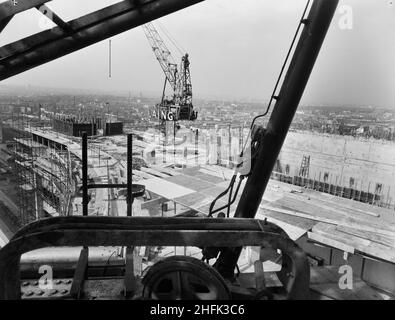 Empress State Building, Lillie Road, Earl's Court, Hammersmith und Fulham, London, 08/05/1961. Ein Blick nach Norden von den Steuerelementen eines Laing-Krans auf den anderen auf dem Dach des Empress State Building während der Bauarbeiten. Laing baute die Fundamente und den Stahlbetonrahmen des Gebäudes, die Arbeiten begannen im November 1959 und liefen bis Juli 1961. Stockfoto