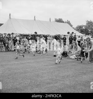 Laing Sports Ground, Rowley Lane, Elstree, Barnett, London, 09/06/1973. Kleinkinder bei einem Laufrennen, bei dem Erwachsene von der Startlinie aus zusehen, beim jährlichen Gala-Tag auf dem Laing Sports Ground. Der jährliche Gala-Tag fand am 9th. Juni 1973 auf dem Laing Sports Ground statt. Zu den Attraktionen gehörten Hundevorführungen der Polizei, Modellflugzeuge, die Royal British Legion Band, Kinderrennen und Sport. Am Abend gab es Tanz und Bingo im Club House, und 'Beer and Beat' im Festzelt. Über 2.000 Personen nahmen an der Gala Teil, und über 600 Personen blieben für die Abendunterhaltung. Dieses pho Stockfoto