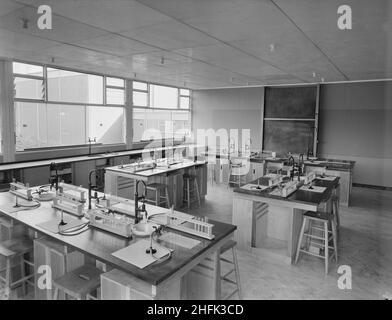 County High School, Gedling Road, Arnold, Gedling, Nottinghamshire, 11/09/1959. Das Innere eines der Wissenschaftslabors der Arnold County High School, in dem Inselbänke mit Spülbecken, Gashähne mit Bunsen-Brennern und Reagenzglasgestellen zu sehen sind. Der Wissenschaftsblock beherbergte im Erdgeschoss und im ersten Stock Labors für Chemie, Biologie, Physik, Mathematik und Allgemeinwissenschaften, und im zweiten Stock befand sich ein Hörsaal mit erhöhten Sitzplätzen, ein optisches Labor sowie Geografie- und technische Salons. Dieses Foto wurde in der Oktober 1959-Ausgabe von Team Spirit, The Laing Compa, gezeigt Stockfoto