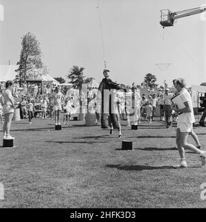 Laing Sports Ground, Rowley Lane, Elstree, Barnett, London, 21/06/1986. Teilnehmer der „Winging Dummy“-Phase des „IT's a Knockout“-Wettbewerbs beim Familientag 1986 auf dem Laing's Sports Ground. Über 2500 Menschen nahmen am Familientag Teil und erzogen über &#XA3;700 für die diesjährige wohltätige Organisation der British Heart Foundation. Zu den Attraktionen gehören Gastauftritte der Darsteller der Fernsehsendung Grange Hill, eine Hüpfburg, Eselreiten, Punch- und Judy-Shows, Pierre the Clown, Kinderrennen, mit verbundenen Augen Stunt Driving und Golf sowie Fußballturniere mit sechs Spielern. Aigh Stockfoto