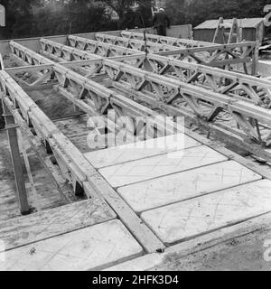 County High School, Gedling Road, Arnold, Gedling, Nottinghamshire, 30/08/1958. Betonblöcke zwischen Laingspan-Balken bilden die Bodenfläche eines Obergeschosses der Arnold County High School. Die Arbeiten auf dem Gelände begannen im März 1958 und die Bauarbeiten für das neue Schuljahr im September 1959 wurden abgeschlossen. „Laingspan“ war ein flexibles modulares System aus Rahmenkonstruktion, das aus vorgespannten Betonfertigteilen bestand. Laing entwickelte das System in Zusammenarbeit mit der Architects and Buildings Branch des Bildungsministeriums und dem beratenden Ingenieur AJ Harris. Die Arnold Schule war die erste BU Stockfoto