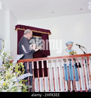 Chelsea and Westminster Hospital, Fulham Road, Kensington and Chelsea, London, 13/05/1993. Ihre Majestät Königin Elizabeth II. Steht an einem Mikrofon, nachdem sie die Gedenktafel bei der offiziellen Eröffnung des Chelsea and Westminster Hospital enthüllt hat. Ebenfalls auf diesem Foto ist Sir William Doughty, der Vorsitzende der North West Thames Regional Health Authority.Laing Management Contracting arbeitete zwischen 1989 und 1993 im Auftrag der North West Thames Regional Health Authority am Bau des Chelsea and Westminster Hospital. Das neue Lehrkrankenhaus wurde auf dem Gelände der alten St. S errichtet Stockfoto