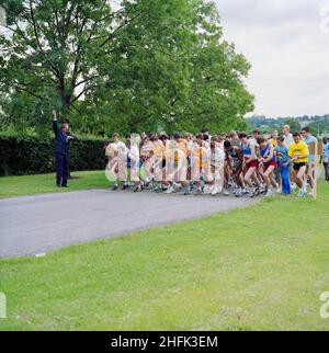 Copthall Stadium, Hendon, Barnett, London, 09/07/1988. Die Teilnehmer startten zum Start eines Straßenrennens im Copthall Stadium im Jahr 10km, bei dem der Vorsitzende Martin Laing das Startgewehr abfeuerte. Dieses Straßenrennen 10km war Teil einer Wohltätigkeitsveranstaltung, die am 9th. Juli 1988 im Copthall Stadium stattfand, mit dem Ziel, Geld für den Great Ormond Street Hospital Appeal zu sammeln. Laing-Teams aus verschiedenen Abteilungen im ganzen Land nahmen daran Teil. Stockfoto