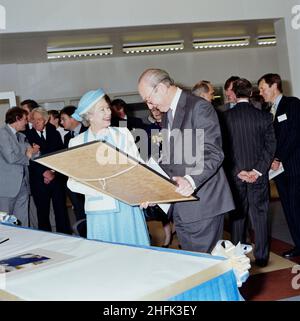 Chelsea and Westminster Hospital, Fulham Road, Kensington and Chelsea, London, 13/05/1993. Sir William Doughty übergab Ihrer Majestät Königin Elizabeth II. Am Tag der offiziellen Eröffnung ein gerahmtes Foto von Chelsea und dem Westminster Hospital. Zum Zeitpunkt der Aufnahme dieses Fotos war Sir William Doughty Vorsitzender der North West Thames Regional Health Authority. Dieses Bild wurde in der Juli 1993-Ausgabe des monatlichen „Team Spirit“-Newsletters von Laing veröffentlicht. Laing Management Contracting arbeitete im Auftrag des Regionalbüros North West Thames am Bau von Chelsea und Westminster Hospital Stockfoto