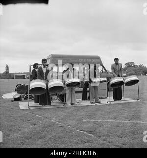 Laing Sports Ground, Rowley Lane, Elstree, Barnett, London, 18/06/1977. Eine Stahlband, die New Sound Crusaders, stellt ihre Instrumente für den jährlichen Laing Gala Day auf dem Elstree Sports Ground auf. Stockfoto