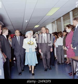 Chelsea and Westminster Hospital, Fulham Road, Kensington and Chelsea, London, 13/05/1993. Ihre Majestät Königin Elizabeth II. Und ihre Gesellschaft, die am Tag der offiziellen Eröffnungszeremonie durch Chelsea und das Westminster Hospital spazierengehen. Laing Management Contracting arbeitete zwischen 1989 und 1993 im Auftrag der North West Thames Regional Health Authority am Bau des Chelsea and Westminster Hospital. Das neue Lehrkrankenhaus wurde an der Stelle des alten St. Stephen &#X2019;s Krankenhauses errichtet, das Anfang 1989 abgerissen wurde. Der Einsatz von Schnellbahnbautechniken ermöglichte die Stockfoto