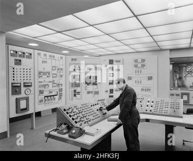 CIS Building, Cooperative Insurance Society Tower, Miller Street, Manchester, 16/10/1962. Ein Mann, der die Kontrollen im Kontrollraum im Untergeschoss des Tower der Co-operative Insurance Society (CIS) in Manchester betreibt. Im Jahr 1959 begann die Laing Company mit der Errichtung von zwei Büroblöcken für die Genossenschaft in Manchester. Der Turm der Co-operative Insurance Society (CIS) war nach seiner Fertigstellung im Jahr 1962 über 350ft hoch und war damals der höchste Büroblock des Landes. Auf einem angrenzenden Gelände wurde ein kleinerer 14-geschossiger hoher Büroblock für die Co-operative Wholesale Society (CWS) erstellt Stockfoto