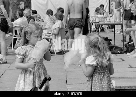 Laing Sports Ground, Rowley Lane, Elstree, Barnett, London, 25/06/1983. Zwei junge Mädchen, die während eines Laing-Sporttages Candyfloss essen. Dieser Sporttag wurde vermutlich im Laing Sports Club in Elstree abgehalten. Stockfoto