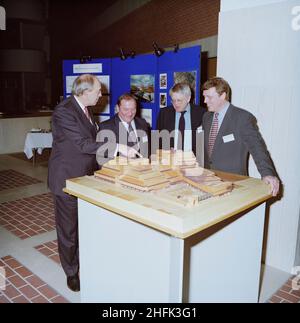 British Library, Euston Road, St Pancras, Camden, London, 06/03/1996. Der Architekt der British Library, Colin St John Wilson und die Würdenträger von Laing, bewundern bei einem Empfang ein maßstabsgefertigtes Modell des Gebäudes, um seine Fertigstellung zu feiern. Abgebildet sind Martin Laing, Chairman der Laing Group, Peter Gregory, Chairman der Laing-Geschäftsführung, und Tony Atkinhead, Managing Director der Laing-Geschäftsführung. Die British Library als Einheit wurde 1973 durch einen Akt des parlaments gegründet, der verschiedene unterschiedliche Elemente zusammenbrachte, darunter die Sammlungen der British Museum Library, des National Sound Archive und t Stockfoto