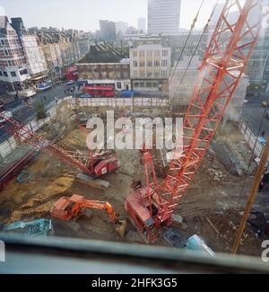 London Metropole Hotel, Edgware Road, City of Westminster, London, 07/12/1988. Ein erhöhter Blick vom bestehenden Hotel auf Krane und Bagger, die während der Bauarbeiten für die Erweiterung des Metropole Hotels, London, verwendet werden. Stockfoto