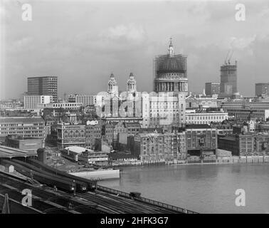 Skyline von London mit Blick nordöstlich von der Blackfriars Eisenbahnbrücke, 03/03/1966. Ein allgemeiner Blick auf die Londoner Skyline von der Blackfriars-Eisenbahnbrücke aus nach Nordosten, mit Blick auf die Kuppel der St. Paul's Cathedral, die mit Gerüsten verkleidet ist. Teile der Pamernoster-Entwicklung sind ebenfalls in diesem Bild zu sehen. Stockfoto