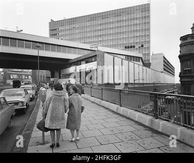 Bull Ring Centre, Birmingham, 23/10/1963. Blick auf das Bull Ring Center mit dem Distriktufer, Teil der Brücke 4A, und Bürogebäude 3 (Brückenhaus) im Hintergrund. Die Beschriftung unter dem entsprechenden Albumdruck lautet: 'Teil der Südhöhe von Bridge Structure 4A, eine komplette Südhöhe (Edgbaston Street) des Plans mit der Westhöhe des Büroblocks 3 im Hintergrund. Die Ladenarbeiten für die District Bank sind nun abgeschlossen und sind offen. Die Arbeit an der Westminster Bank, die sich links von der District Bank befindet, läuft noch.“ Stockfoto