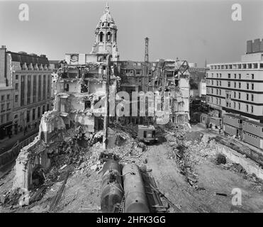 Central London YMCA, Great Russell Street, Camden, London, 11/05/1971. Eine erhöhte Ansicht aus dem Nordosten zeigt den Abriss des ehemaligen YMCA-Gebäudes vor dem Bau des neuen YMCA in Central London. Im Februar 1971 wurde bekannt gegeben, dass Laing mit den Arbeiten an einem neuen Gebäude am YMCA in Central London begonnen hatte, um ein bestehendes Gebäude zu ersetzen, das im Jahr 1910s eröffnet wurde. Das Projekt umfasste vier Wohntürme mit 6 bis 12 Stockwerken über einem Podium und Untergeschossen. Die Keller und das Podium umfassten die Phase I des Projekts, und die Türme wurden in der Phase II gebaut Vor dem Gebäude w Stockfoto