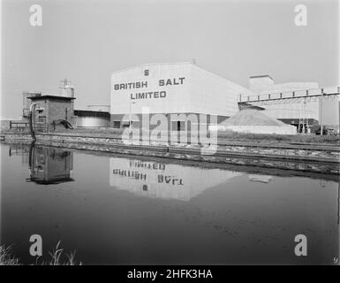 British Salt Factory, Faulkner Lane, Middlewich, Cheshire, 20/09/1971. Ein Blick vom Trent &amp; Mersey Canal auf das Hauptverarbeitungsgebäude der britischen Salzfabrik. Die Arbeiten begannen am 16th. April 1968 vor Ort und wurden Anfang Juni 1969 mit der offiziellen Eröffnung der Fabrik durch den Herzog von Edinburgh am 25th abgeschlossen. 1971 kehrte Laing an den Standort zurück, um eine Erweiterung des ungetrockneten Vakuumsalzgebäudes zu errichten. Stockfoto