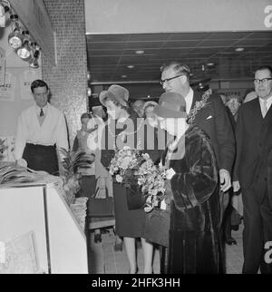 Bull Ring Centre, Birmingham, 14/11/1963. Würdenträger besichtigen Stände während der offiziellen Eröffnung des Einzelhandelsmarktes im Bull Ring Center. Am 14th. November 1963 wurde der Einzelhandelsmarkt am Bull Ring vom Oberbürgermeister von Birmingham, Alderman Dr. Louis Glass, JP, eröffnet. Der neue Einzelhandelsmarkt ersetzte das alte Markthalle-Gebäude, das ursprünglich 1835 erbaut wurde, aber durch einen Luftangriff im Zweiten Weltkrieg schwer beschädigt wurde. Der allgemeine Teil des neuen Marktes beherbergte 154 Stände, weitere 42 in der separaten Fisch- und Geflügelabteilung. Die in gezeigten Würdenträger Stockfoto