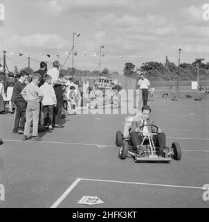 Laing Sports Ground, Rowley Lane, Elstree, Barnett, London, 26/06/1965. Junge Jungen nehmen am Go-Kart-Rennen am jährlichen Laing Sports Day Teil, der auf dem Laing Sports Ground in Elstree stattfindet. Im Jahr 1965 wurde Laings jährlicher Sporttag am 26th. Juni auf dem Sportplatz auf der Rowley Lane abgehalten. Neben Fußball und Leichtathletik gab es auch Neuheitenveranstaltungen wie das Sack-Rennen und das Donkey Derby sowie Veranstaltungen für Kinder wie Go-Kart-Rennen, Wettbewerbe für ausgefallene Kleidung und Pony-Fahrten. Stockfoto