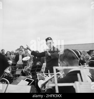 Laing Sports Ground, Rowley Lane, Elstree, Barnett, London, 27/06/1953. Ein Mann, der während eines Sporttreffens im Laing's Sports Club in Elstree eine Blaskapelle dirigiert. Stockfoto