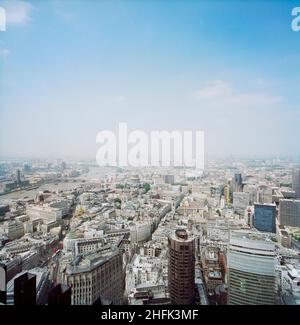 Blick südwestlich von der Spitze des NatWest Tower über die City of London, 15/05/1996. Ein Blick nach Südwesten von der Spitze des NatWest Tower über die City of London bis zur Themse dahinter. Im September 1994 begann Laing einen 26-monatigen Vertrag, um die Verkleidung zu ersetzen und den NatWest Tower zu sanieren, nachdem er durch den Bishopsgate-Bombenanschlag von 1993 beschädigt wurde. Dieses Foto wurde während dieser Renovierungsarbeiten aufgenommen. Stockfoto