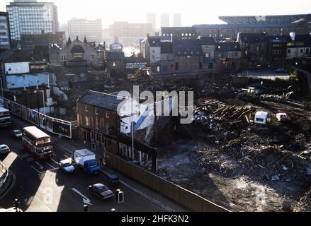 Percy Street, Newcastle upon Tyne, 1987-1988. Ein Blick über eine Abrissstelle in der Percy Street, der den Pub Three Bulls Head zeigt, der noch immer in der Mitte steht. Die Abrissstelle sollte das Land werden, auf dem das Einkaufszentrum Eldon Garden gebaut wurde. Der Pub wurde in das Einkaufszentrum und die Parkhausentwicklung integriert. Stockfoto