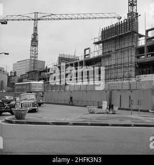 Minories Car Park, 1 Shorter Street, City of London, 20/06/1969. Die kürzere Straßenhöhe des Minories Car Park während der Bauarbeiten. Diese Ansicht zeigt Abschnitte der geriffelten Betonvorhang-Wand vor und nach dem Auftragen der gehämmerten Oberflächenbehandlung. Der Architekt EG Chandler ließ sich für dieses Detail von den Wänden des Elephant House im Londoner Zoo inspirieren. Stockfoto