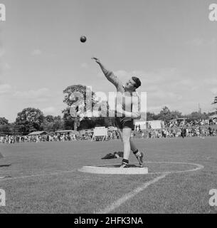 Laing Sports Ground, Rowley Lane, Elstree, Barnett, London, 26/06/1965. Ein Mann, der beim jährlichen Laing Sports Day, der auf dem Laing Sports Ground in Elstree stattfindet, während eines Schusswettkampfes einen Schuss schieß. Im Jahr 1965 wurde Laings jährlicher Sporttag am 26th. Juni auf dem Sportplatz auf der Rowley Lane abgehalten. Neben Fußball und Leichtathletik gab es auch Neuheitenveranstaltungen wie das Sack-Rennen und das Donkey Derby sowie Veranstaltungen für Kinder wie Go-Kart-Rennen, Wettbewerbe für ausgefallene Kleidung und Pony-Fahrten. Stockfoto