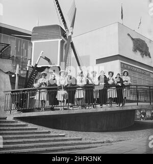 Bull Ring Centre, Birmingham, 25/02/1965. Eine Gruppe holländischer Frauen in traditioneller Kleidung stellte sich am Eröffnungstag der Ausstellung „Holland ist hier“ vor dem Bull Ring Center. Die Ausstellung „Holland is Here“ im Bull Ring Center fand in der letzten Februarwoche und der ersten Märzwoche 1965 statt. Es wurde von J. Bakker, dem niederländischen Staatssekretär für Wirtschaft, eröffnet und in Zusammenarbeit mit dem niederländischen Fremdenverkehrsamt organisiert. Die Ausstellung beinhaltete Demonstrationen der Herstellung von Verstopfungen, Töpferei und Malerei, Ausstellungen von holländischem Glas, Windmühlen (man kann es sein Stockfoto