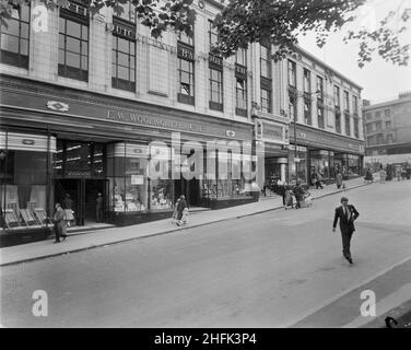 F W Woolworth and Company Limited, Bull Ring Centre, Birmingham, 24/05/1961. Außenansicht des F W Woolworth &amp; Co auf der Spiceal Street, vor der Sanierung als Teil des Bull Ring Shopping Centers. Die Beschriftung unter dem entsprechenden Albumdruck lautet: 'Bull Ring Centre, Birmingham. East Court“. Stockfoto