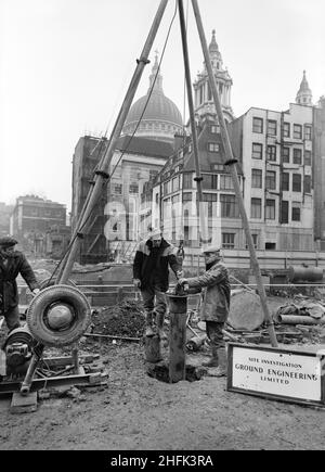 Paternoster Square, City of London, 01/03/1962. Ein Team von Ground Engineering Ltd führte während des Baus der Partnoster-Erschließung eine Standortvermessung mit einem weichen Bohrgerät durch. Die Arbeiten an der Pamernoster-Erschließung wurden in einem Joint Venture von John Laing Construction Limited, Trollope and Colls Limited und George Wimpey and Company Limited durchgeführt. Das Projekt beinhaltete die Sanierung eines 7 Hektar großen Geländes auf der Nordseite der St. Paul &#X2019;s Kathedrale. Der Standort war während eines Brandangriffs im Dezember 1940 fast vollständig verwüstet worden. Die Entwicklung bestand aus einer Reihe von o Stockfoto