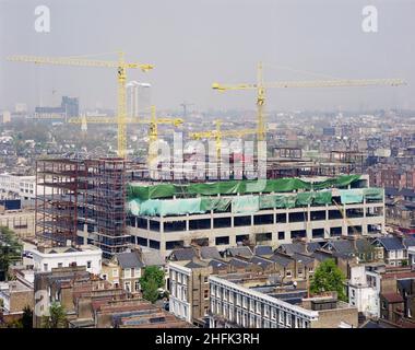 Chelsea and Westminster Hospital, Fulham Road, Kensington and Chelsea, London, 30/04/1990. Eine erhöhte Ansicht zeigt den Bau von Chelsea und Westminster Hospital aus dem Süden. Laing Management Contracting arbeitete zwischen 1989 und 1993 im Auftrag der North West Thames Regional Health Authority am Bau des Chelsea and Westminster Hospital. Das neue Lehrkrankenhaus wurde an der Stelle des alten St. Stephen &#X2019;s Krankenhauses errichtet, das Anfang 1989 abgerissen wurde. Der Einsatz von Schnellbahnbauverfahren ermöglichte es, das gesamte Projekt in weniger als einer Teilstrecke zu realisieren Stockfoto