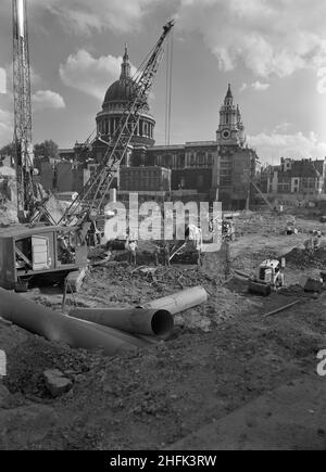 Paternoster Square, City of London, 15/09/1961. Ein McKinney Foundations Kran und Pfahlfahrer bei der Arbeit während des Baus der Pamernoster-Entwicklung, mit St. Paul's Cathedral im Hintergrund. Die Arbeiten an der Pamernoster-Erschließung wurden in einem Joint Venture von John Laing Construction Limited, Trollope and Colls Limited und George Wimpey and Company Limited durchgeführt. Das Projekt beinhaltete die Sanierung eines 7 Hektar großen Geländes auf der Nordseite der St. Paul ’s Kathedrale. Der Standort war während eines Brandangriffs im Dezember 1940 fast vollständig verwüstet worden. Die Entwicklung bestand aus Stockfoto