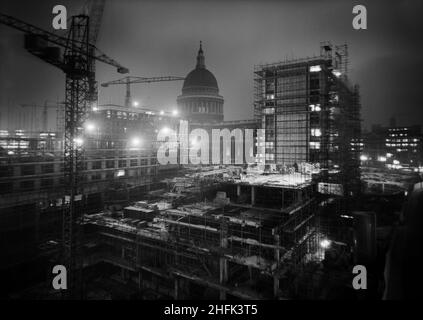 Paternoster Square, City of London, 14/01/1963. Ein Blick bei Nacht nach Südosten über die Pamernoster-Entwicklung, der den Standort während der Bauarbeiten mit der St. Paul's Cathedral im Hintergrund zeigt. Die Arbeiten an der Pamernoster-Erschließung wurden in einem Joint Venture von John Laing Construction Limited, Trollope and Colls Limited und George Wimpey and Company Limited durchgeführt. Das Projekt beinhaltete die Sanierung eines 7 Hektar großen Geländes auf der Nordseite der St. Paul &#X2019;s Kathedrale. Der Standort war während eines Brandangriffs im Dezember 1940 fast vollständig verwüstet worden. Die Entwicklung bestand aus o Stockfoto