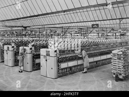 Patons and Baldwins Knitting Factory, Lingfield Close, Darlington, c1947-1950. Zwei Frauen, die im Spinnereischuppen in der Strickfabrik Patons und Baldwins Maschinen bearbeiten. Dieses Bild ist eine Negativkopie, die von Laing am 28th. Oktober 1955 gemacht worden zu sein scheint. Stockfoto