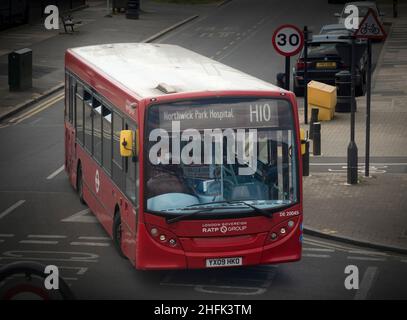 Ein Londoner Bus aus dem Jahr H10 zum Northwick Park Hospital während der Covid-19-Sperre, der den Busfahrer mit einer schützenden Gesichtsmaske zeigt. Die Picturing Lockdown Collection wurde im April und Mai 2020 als Reaktion auf die Covid-19-Pandemie erstellt. Während der sieben Tage wurde die Öffentlichkeit gebeten, Fotos einzureichen, die ihrer Meinung nach ihre Erfahrungen mit der Sperrung in England am besten darstellten, und aus diesen Einreichungen wurden hundert Personen ausgewählt, die alle verschiedenen geografischen Regionen repräsentieren, um bei Historic England archiviert zu werden. Neben diesen Bildern wurden zehn Künstler beauftragt, ihre eigenen Bilder zu produzieren Stockfoto