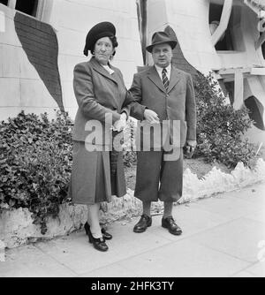 Skegness, East Lindsey, Lincolnshire, 12/06/1948. Ein Porträt eines elegant gekleideten Mannes und einer Frau auf einem Laing-Mitarbeiter-Ausflug nach Skegness. Eine Gruppe von etwa 100 Personen nahm an diesem Ausflug von Verträgen in Grimsby, Carrington's Coppice, East Leake und Leicester Teil. Der Mann auf diesem Bild wird angenommen, dass er G. B. Malcolm ist. Er trat dem Unternehmen 1928 bei, bevor er 1948 zum Area Agent und 1950 zum District Manager ernannt wurde. Stockfoto