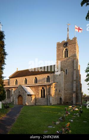 Ein Blick von Nordwesten auf die Kirche des heiligen Johannes des Täufers während der Covid-19-Sperre. Die Picturing Lockdown Collection wurde im April und Mai 2020 als Reaktion auf die Covid-19-Pandemie erstellt. Während der sieben Tage wurde die Öffentlichkeit gebeten, Fotos einzureichen, die ihrer Meinung nach ihre Erfahrungen mit der Sperrung in England am besten darstellten, und aus diesen Einreichungen wurden hundert Personen ausgewählt, die alle verschiedenen geografischen Regionen repräsentieren, um bei Historic England archiviert zu werden. Neben diesen Bildern wurden zehn Künstler beauftragt, innerhalb von fünf Tagen ihre eigenen Bilder zu produzieren und zu repräsentieren Stockfoto