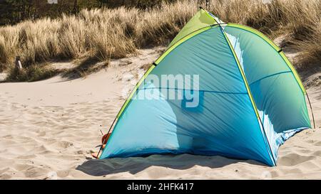 Ein Zelt zum Windschutz am Ostseestrand im Sommerurlaub. Vor den Dünen im Sand vor dem Meer. Erholsame Ferien in s Stockfoto