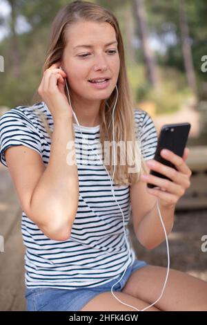 Junge, blühende Frau, die sich in der Natur entspannt Stockfoto