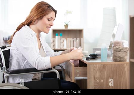 Frau sitzt im Rollstuhl, die in modernen Büro Stockfoto