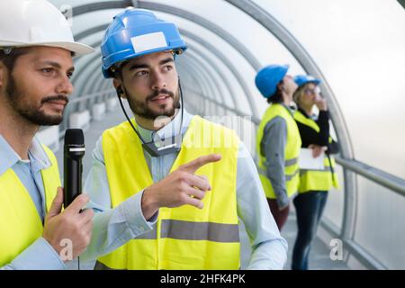 Zwei Ingenieure auf der Baustelle Stockfoto