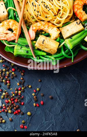 Frischer, würziger Salat mit Garnelen und Kuhpfeifen. Salat mit Meeresfrüchten Stockfoto