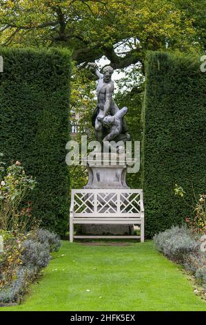 Klassische Statue in den Gärten von Chatsworth House, Derbyshire, Großbritannien Stockfoto