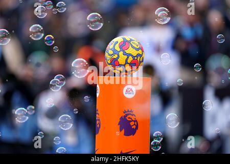 Ein Nike Strike-Matchball auf einem Sockel vor dem Premier League-Spiel im Londoner Stadion. Bilddatum: Sonntag, 16. Januar 2022. Stockfoto