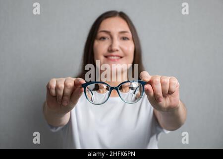Nahaufnahme einer Brille mit Lupen auf unscharfem Hintergrund für junge Frauen Stockfoto