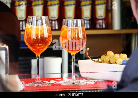 Zwei Gläser Spritz Veneziano Cocktail, beliebter italienischer Sommeraperitif. Stockfoto