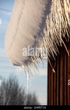 Tropfend schmelzende Eiszapfen, Winterikone Stockfoto