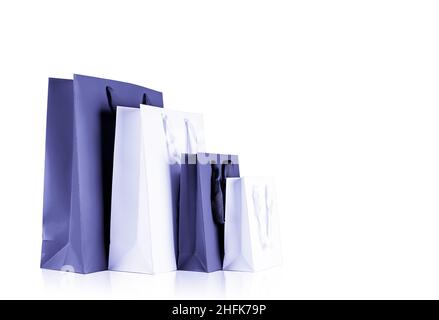 Verschiedene Größen von Urlaub Shopping Geschenktüten Farbe sehr peri Lavendel Stockfoto