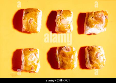 Bollen, Molen oder bolen, mit Bananen gefülltes Gebäck, ist eine Kombination aus niederländischen Rezepten, die an den Geschmack der Indonesier angepasst wurden. Stockfoto