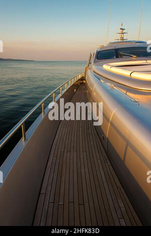 Schöner Meerblick vom linken Brett einer Luxusyacht bei Sonnenuntergang / Sonnenaufgang - vertikale Ausrichtung Stockfoto